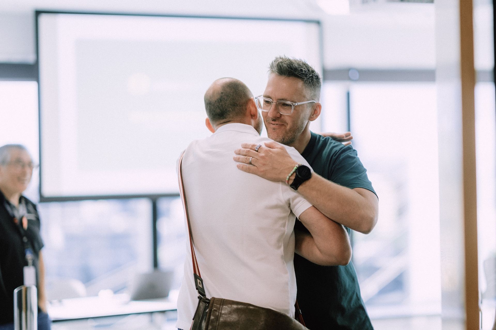 A warm welcome between WizeAdvisory workshop members