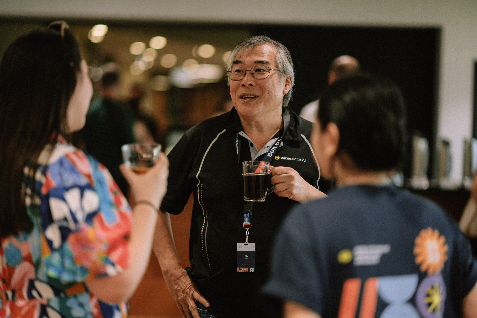 A Wize mentor in conversation with workshop members