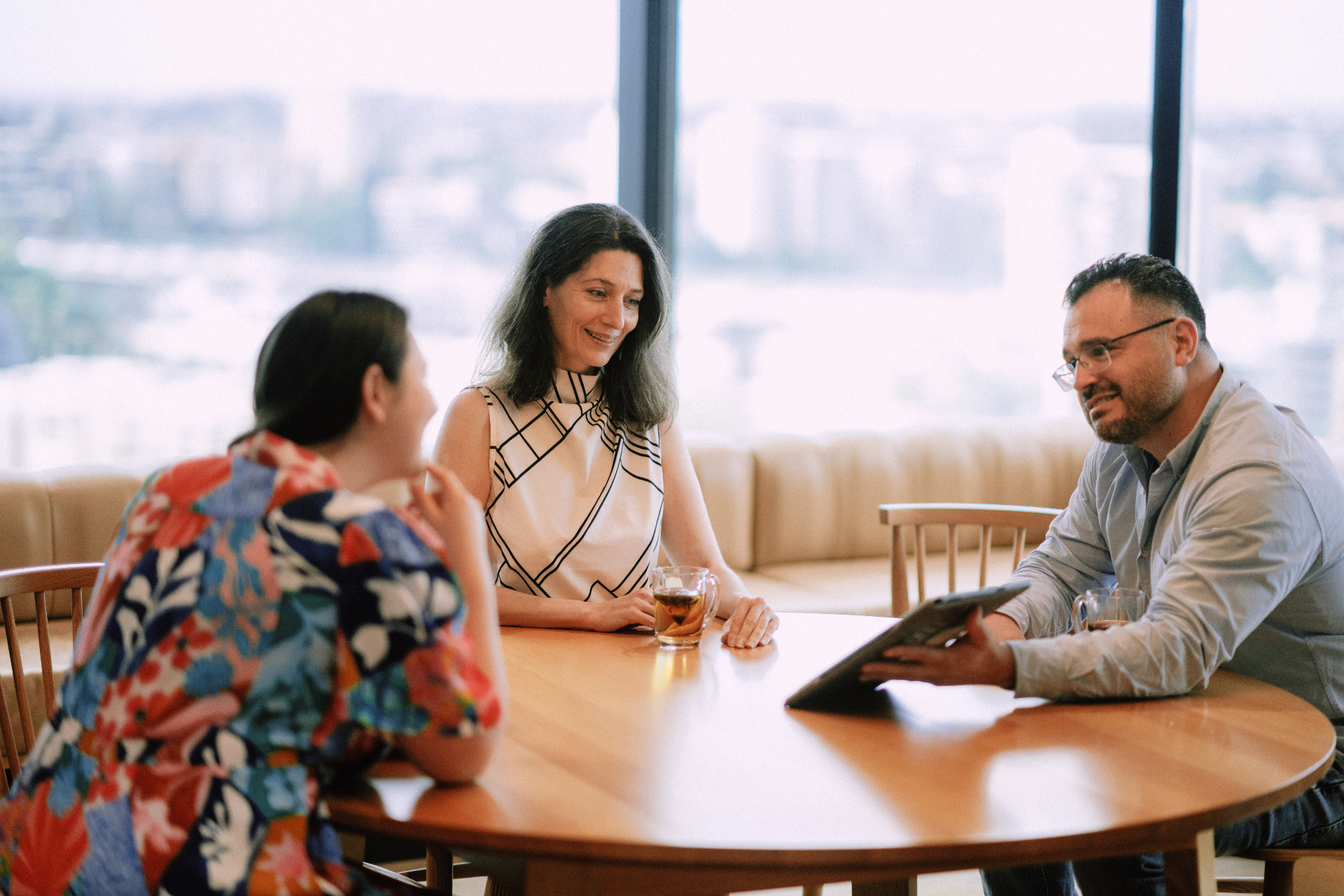 Wize members collaborating around a table