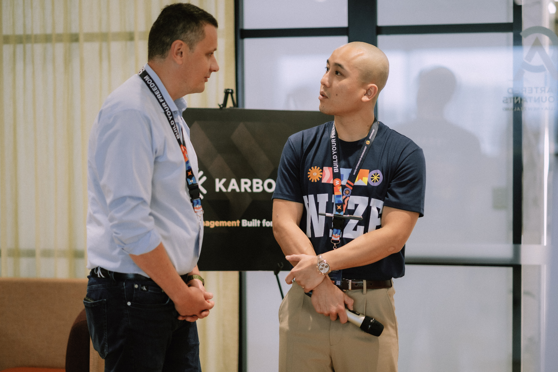 One-on-one conversation at the Wize Intensive venue